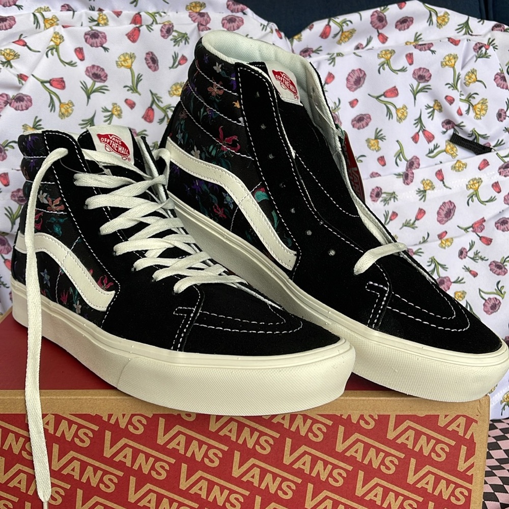 Vans • WMNS Comfycush Sks-
Fatal Floral Black
VN0AZTNOBLK
Sneakers - Picture 5 of 16